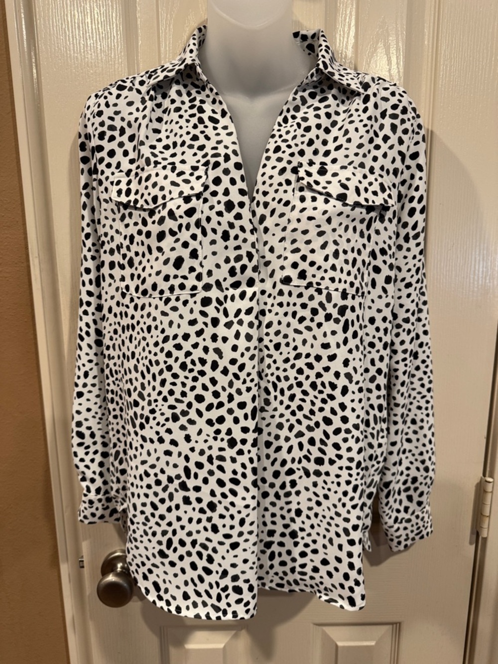 Ann Taylor Long Sleeve Spotted Blouse. Sz XS